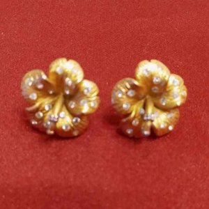 VTG CALLA LILY STUD EARRINGS IN GOLD TONE METAL WITH CLEAR CRYSTALS SIGNED RDH